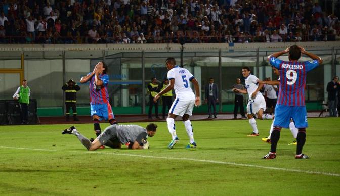 Il Catania per non sta a guardare e cerca la via del gol ma l'Inter difende bene e poi c' sempre Handanovic, la porta nerazzurra  al sicuro. Ansa